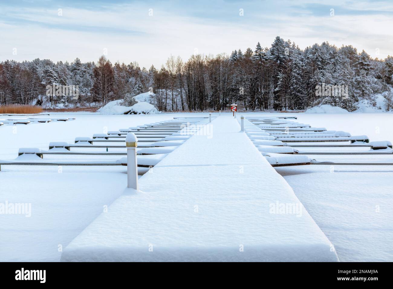 Kleiner Hafen mit Schnee bedeckt. Heller Wintertag in Norwegen Stockfoto
