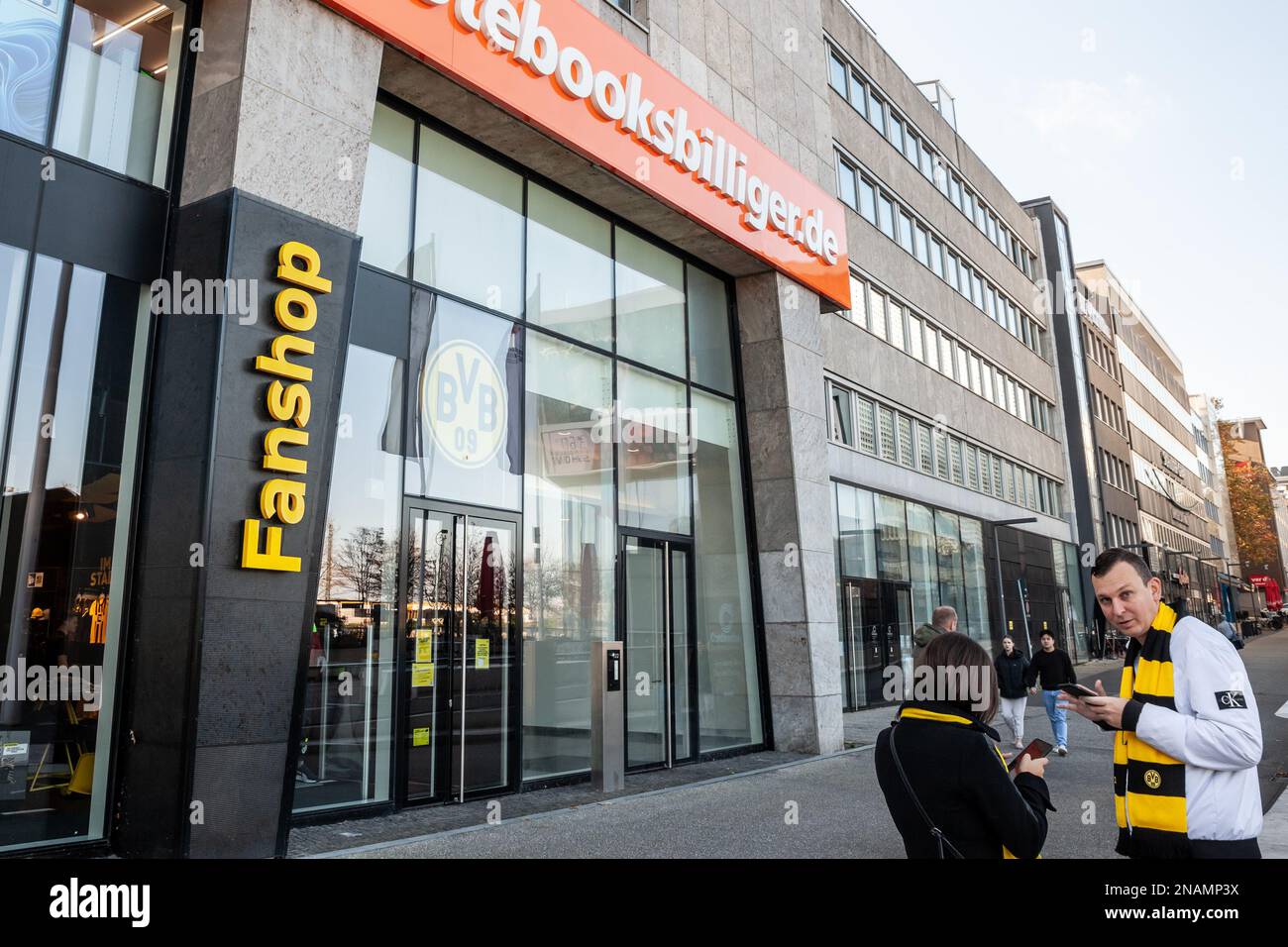Bild der BVB Borussia Dortmund-Fans in Dortmund, Deutschland, die vor dem Fanshop des Teams stehen, der offiziellen Boutique. Ballspielverei Stockfoto