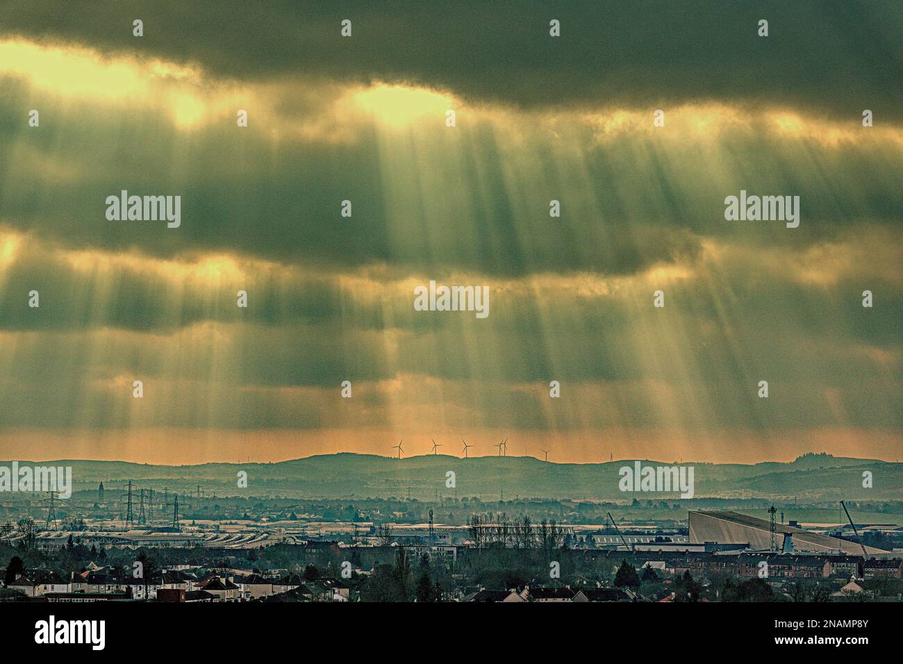 Glasgow, Schottland, Vereinigtes Königreich 13. Februar 2023. UK Weather: Wolkentag sah den Sonnenschein durch die Wolken, um Vorhänge von Gottes Strahlen, Sonnenstrahlen oder krepuskulären Strahlen über dem Einkaufszentrum am Clyde River von Braehead zu erzeugen. Credit Gerard Ferry/Alamy Live News Stockfoto