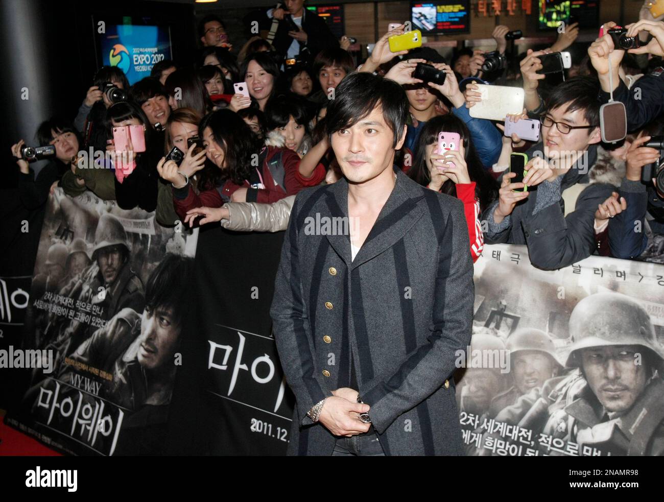 South Korean actor Jang Dong-gun poses during a promotional event for his latest movie "My Way" in Seoul, South Korea, Tuesday, Dec. 13, 2011. (AP Photo/Ahn Young-joon) Stockfoto