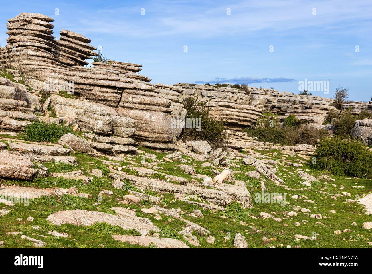 Karstlandschaft und zerklüftetes Gelände im Naturpark Torcal de Antequera. Malaga, Andalusien, Spanien. Stockfoto