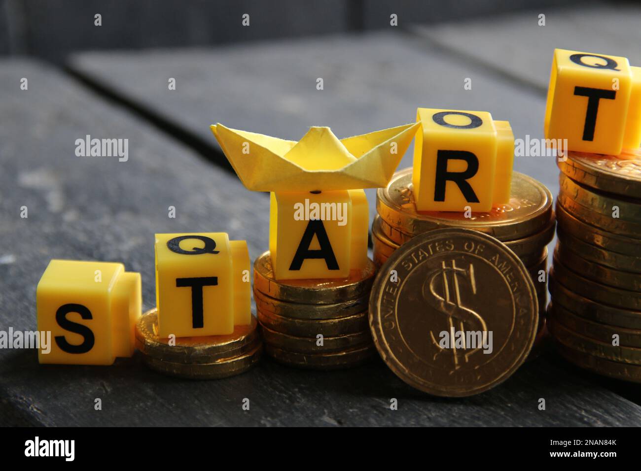 Goldene Münzen auf altem Hintergrund. Startkonzept. Stockfoto