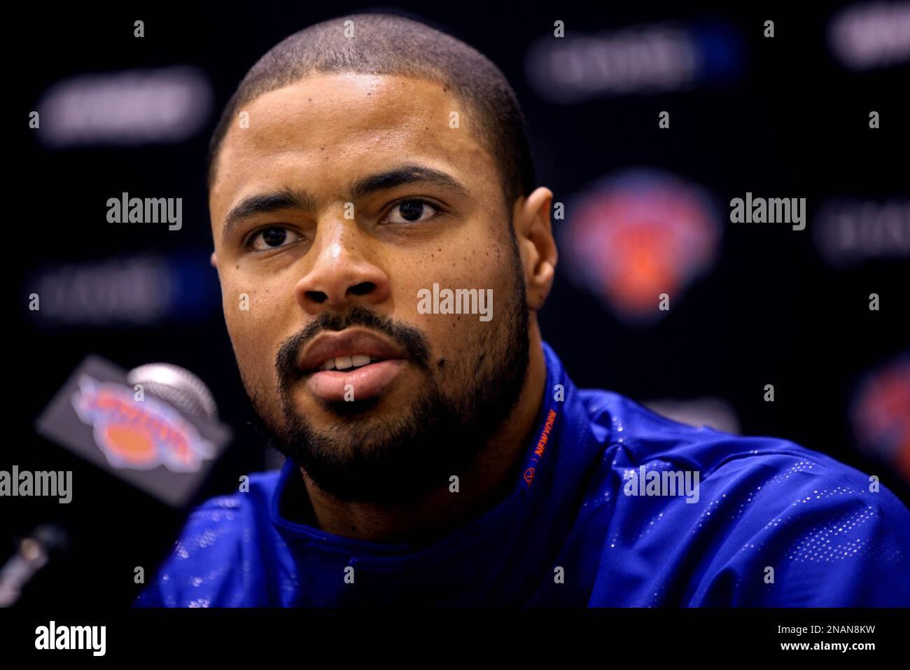 Former Dallas Mavericks center Tyson Chandler answers a question an NBA basketball news conference announcing Chandler's acquisition by the New York Knicks on Saturday, Dec. 10, 2011, at the Knicks' training facility at Madison Square Garden in Greenburgh, N.Y. (AP Photo/Craig Ruttle) Stockfoto