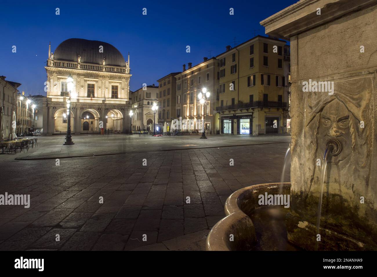 Italien, Bergamo und Brescia – Hauptstädte der italienischen Kultur 2023. Brescia, Nachtblick auf die Piazza della Loggia Foto © Matteo Biatta/Sintesi/Alamy Stockfoto