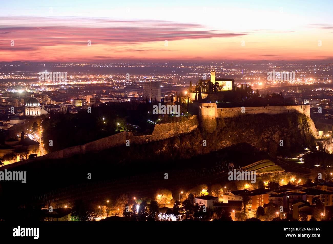 Italien, Bergamo und Brescia – Hauptstädte der italienischen Kultur 2023. Bild Brescia, Nachtansicht von oben Foto © Matteo Biatta/Sintesi/Alamy Stock P Stockfoto