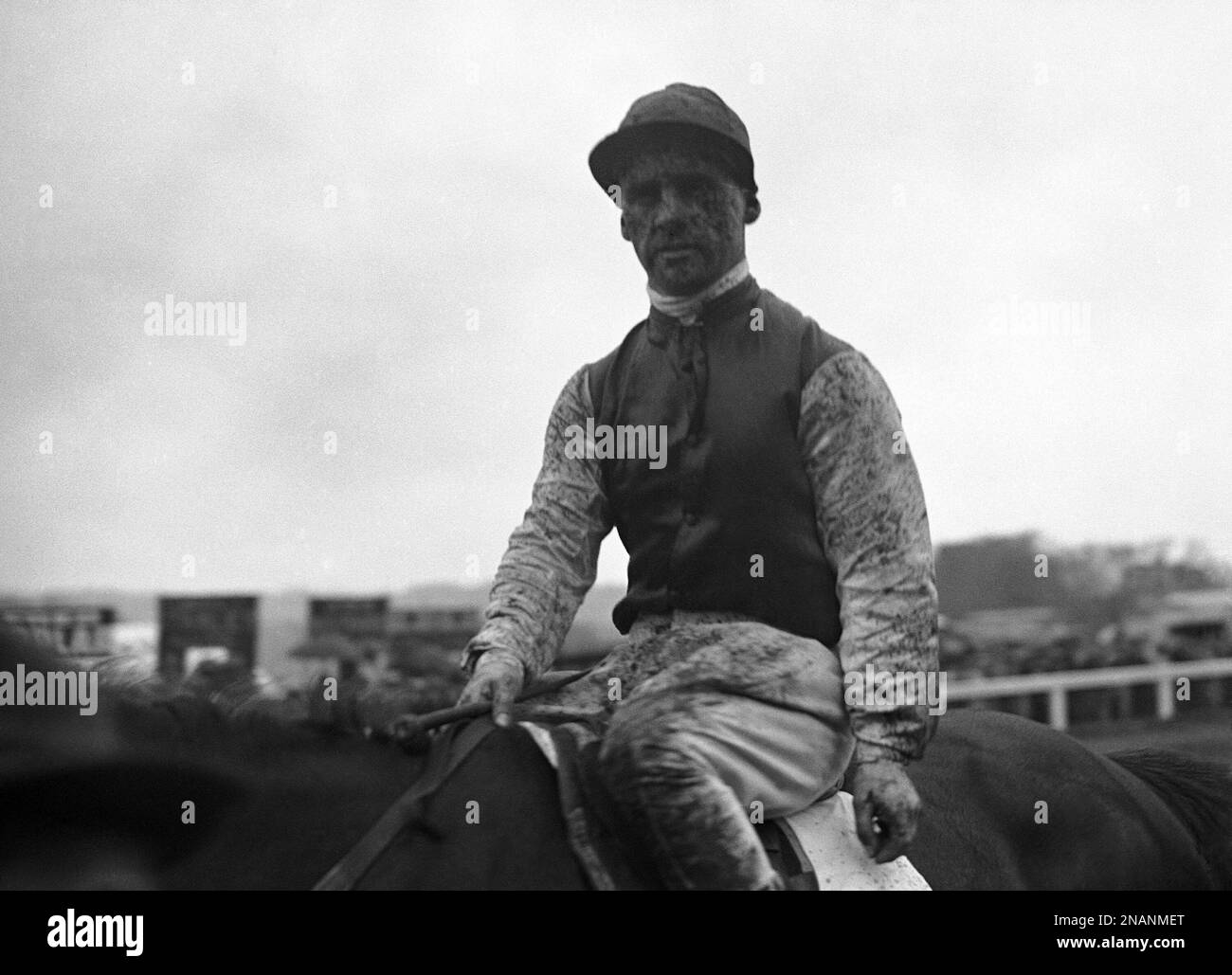 The Great Metropolitan Handicap was won by Corofin at Epsom. Gordon Richards on the favourite, kept on, was third. Gordon Richards covered with mud rides in on the favourite Kepton after the Great Metropolitan race at Epsom, England, on April 20, 1937, when they came in third. (AP Photo) Stockfoto