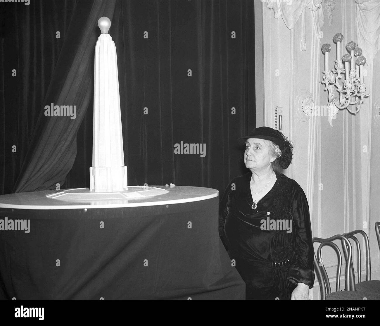 Mrs. Edward Everett Hughes, widow of Thomas Alva Edison, unveils model