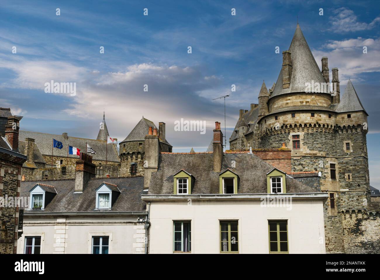 Teilblick auf das Schloss der französischen Stadt Vitre an einem sonnigen Tag mit leichten Wolken. Stockfoto Teilblick auf das Schloss der französischen Stadt Vitre an einem sonnigen Tag mit leichten Wolken. Stockfoto