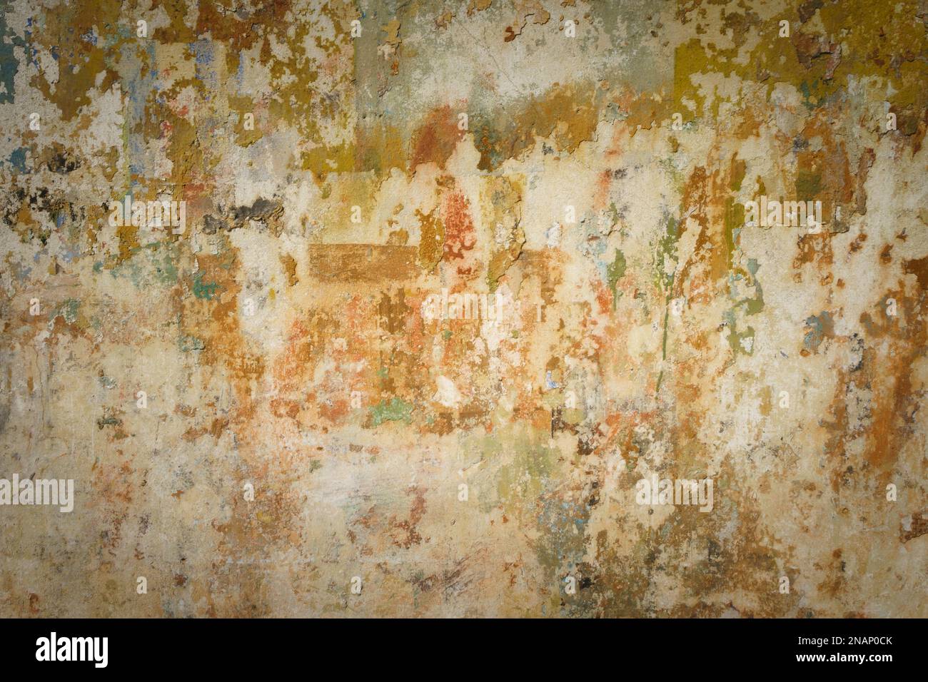 Details der alten Wand in warmen Farbtönen mit viel Textur und Farbresten. Stockfoto Details der alten Wand in warmen Farbtönen mit viel Textur und Farbresten. Stockfoto