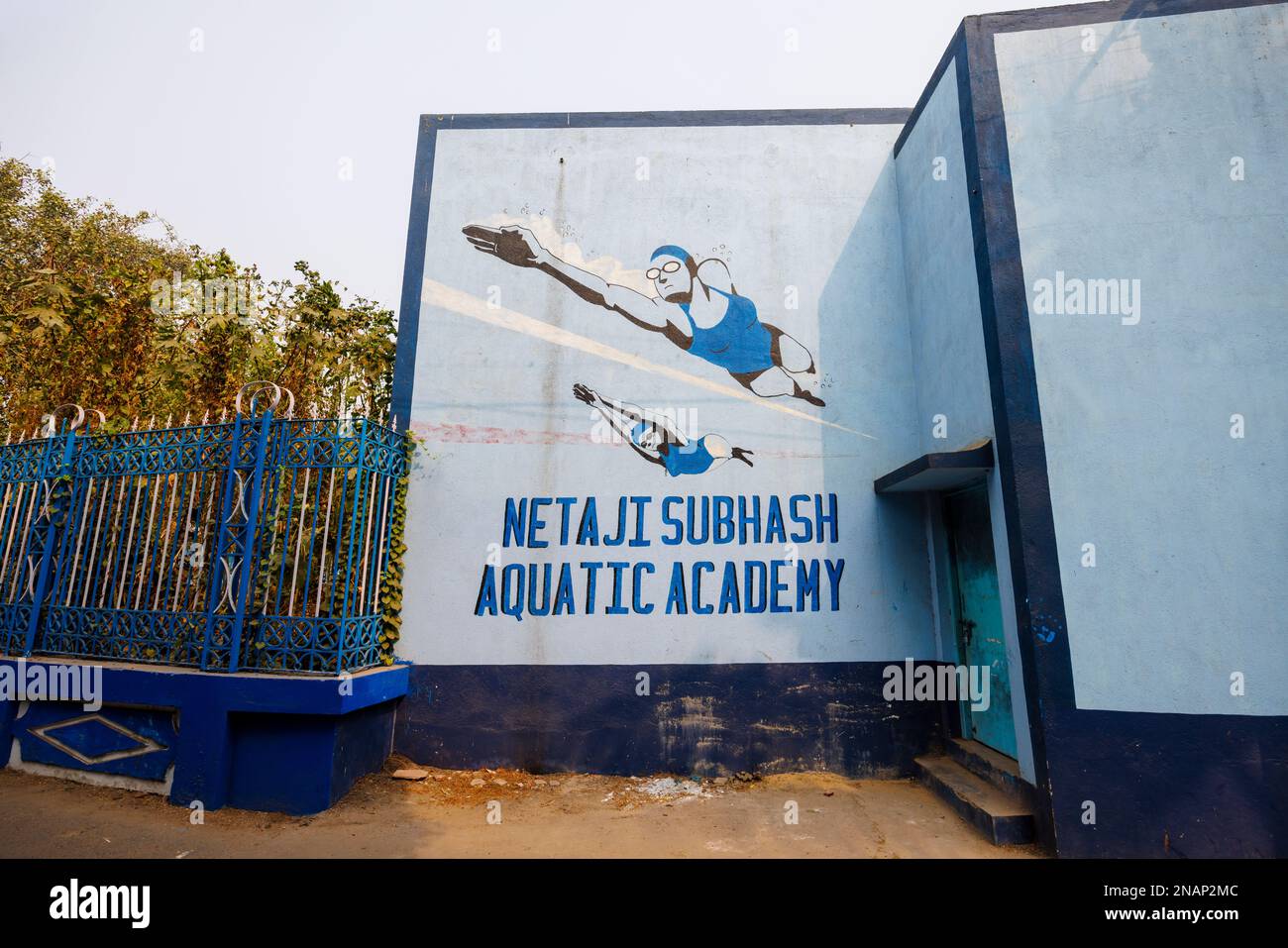 Gemaltes Namensschild der Netaji Subhash Aquatic Academy Schwimmbäder im Deshbandhu Park, Fariapukur, Shyam Bazar Vorort von Kalkutta, Westbengalen, Indien Stockfoto