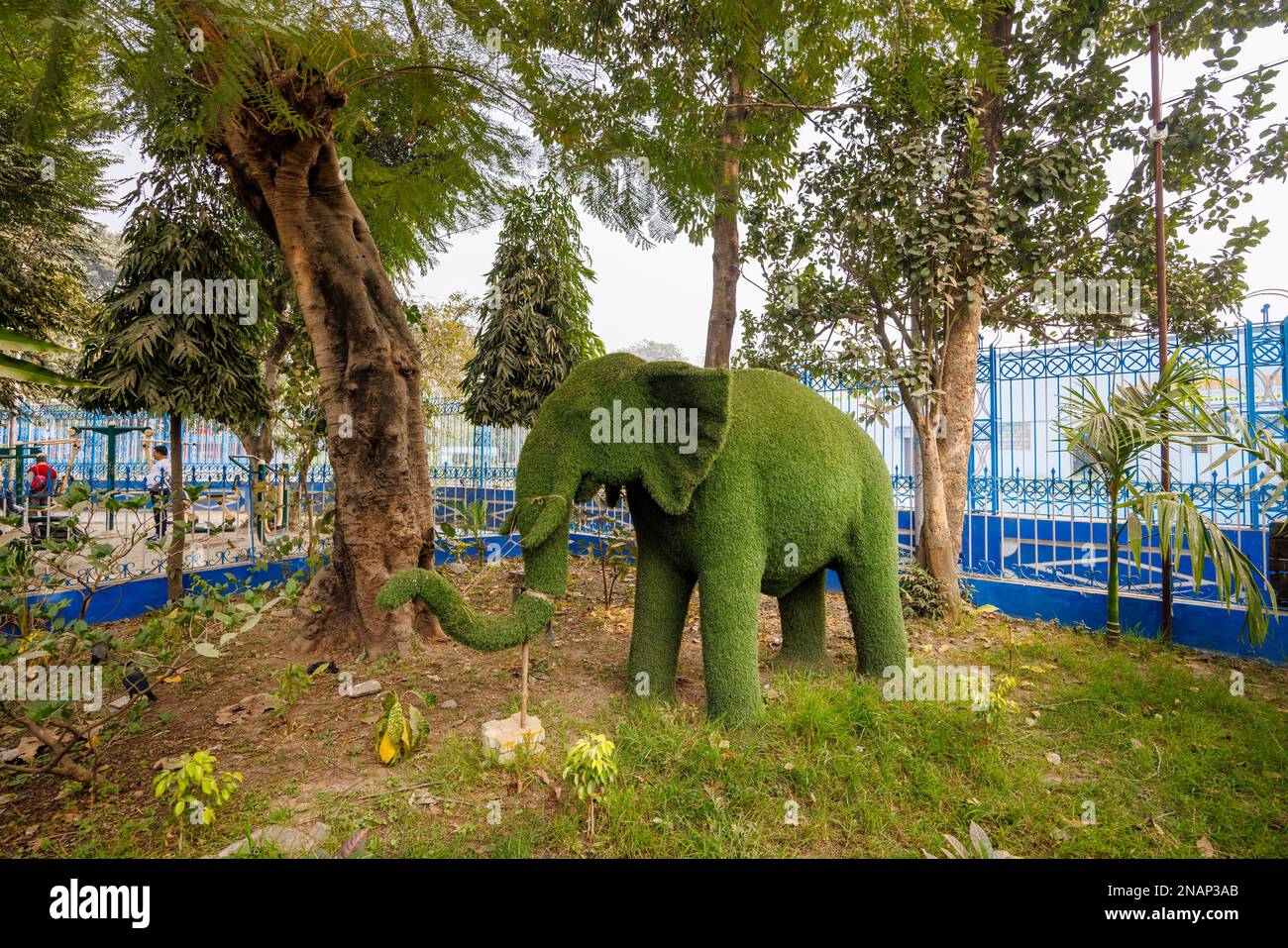 Künstliche Graselefantenfigur im Deshbandhu Park in Fariapukur, Shyam Bazar, einem Vorort von Kalkutta, Westbengalen, Indien Stockfoto