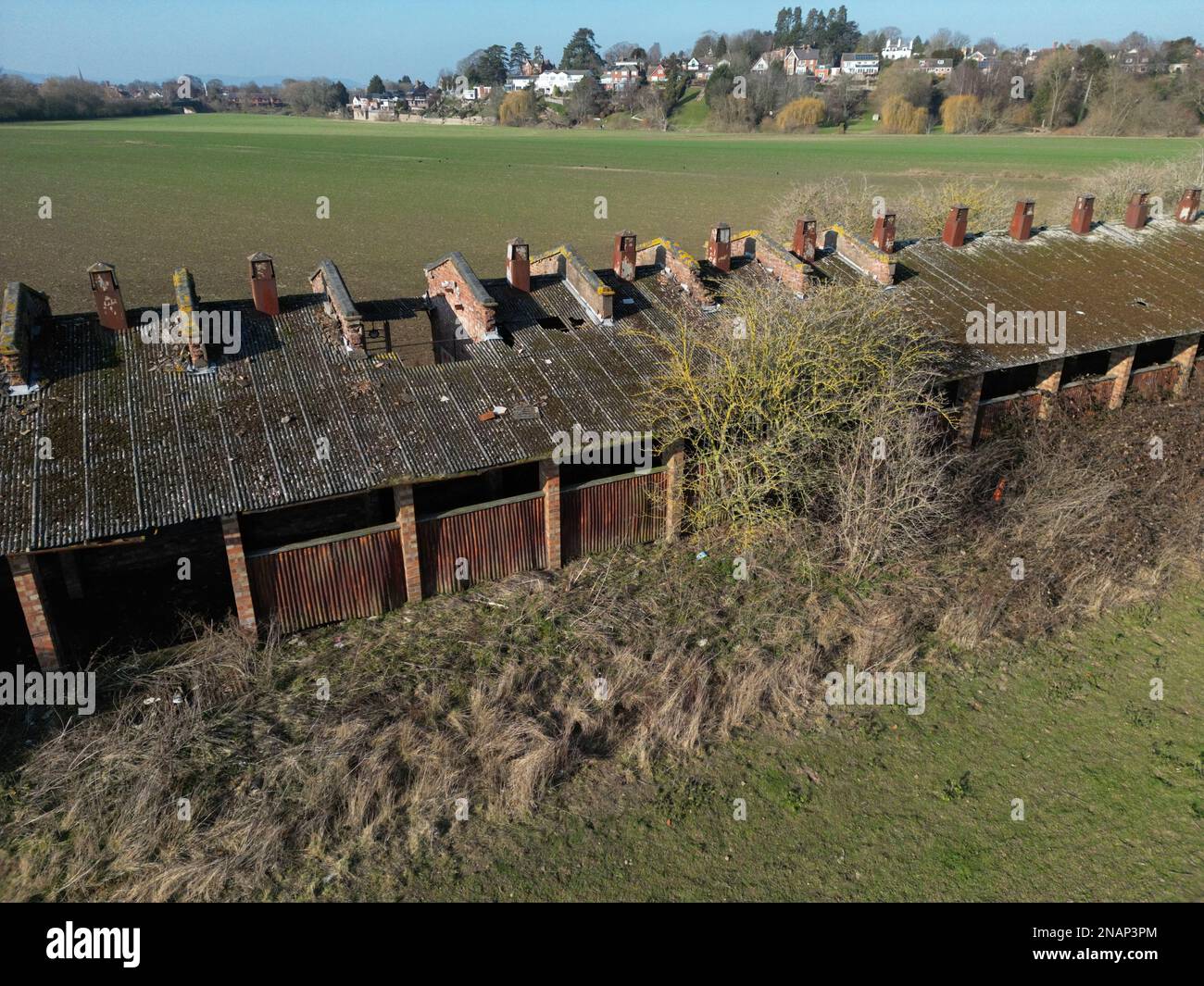 Arial-Blick auf das verlassene Munitionsfabrikgebäude im ehemaligen ROF Rotherwas, Hereford UK - aufgenommen im Februar 2023 Stockfoto
