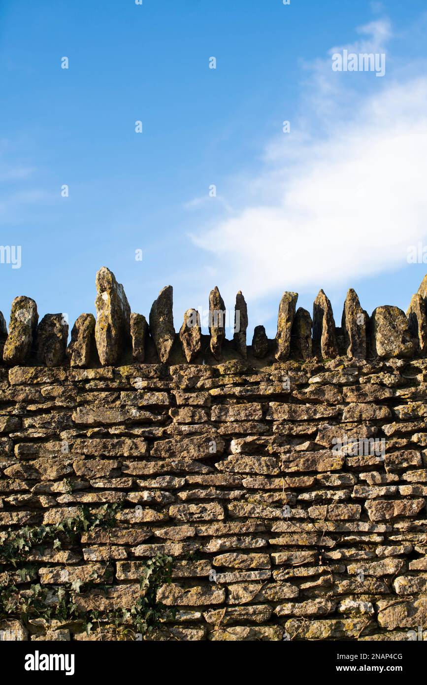 Eine trockene Steinmauer in Wiltshire an einem sonnigen Tag. Stockfoto