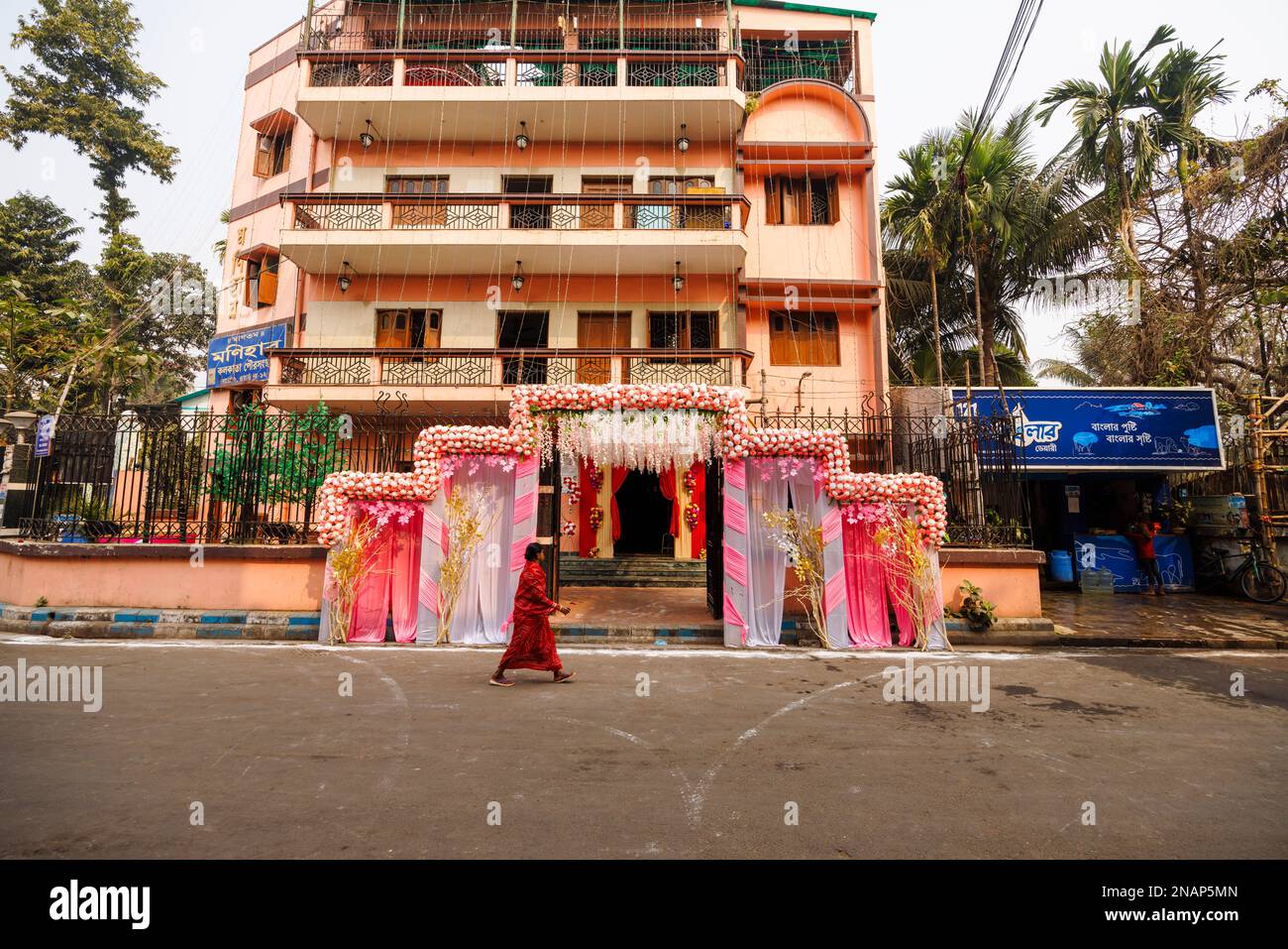 Das rosafarbene Gebäude wurde in Vorbereitung auf eine Hochzeitsfeier in Fariapukur, Shyam Bazar, einem Vorort von Kalkutta, in Westbengalen, Indien, eingerichtet Stockfoto