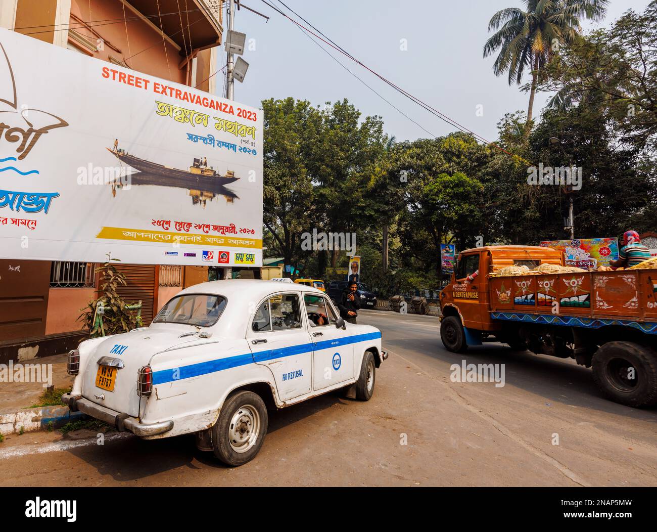 Typischer klassischer weißer Botschafter ohne Absage Taxi auf der Straße in Fariapukur, Shyam Bazar, einem Vorort von Kalkutta, Westbengalen, Indien Stockfoto