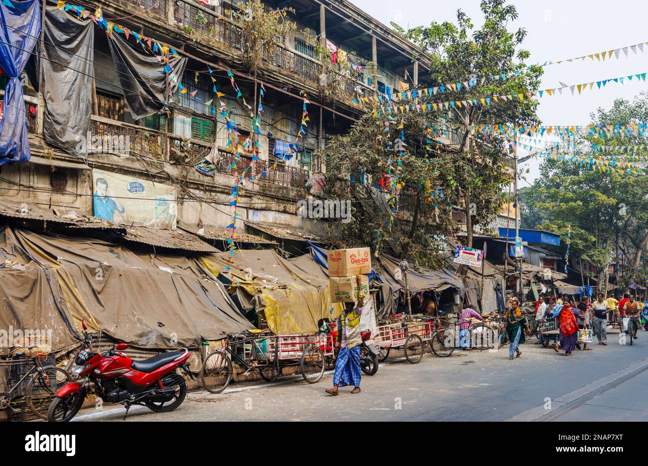 Straßenszene mit Geschäften, Verkaufsständen und Kiosken im Einkaufsviertel in Fariapukur, Shyam Bazar, einem Vorort von Kalkutta, Westbengalen, Indien Stockfoto