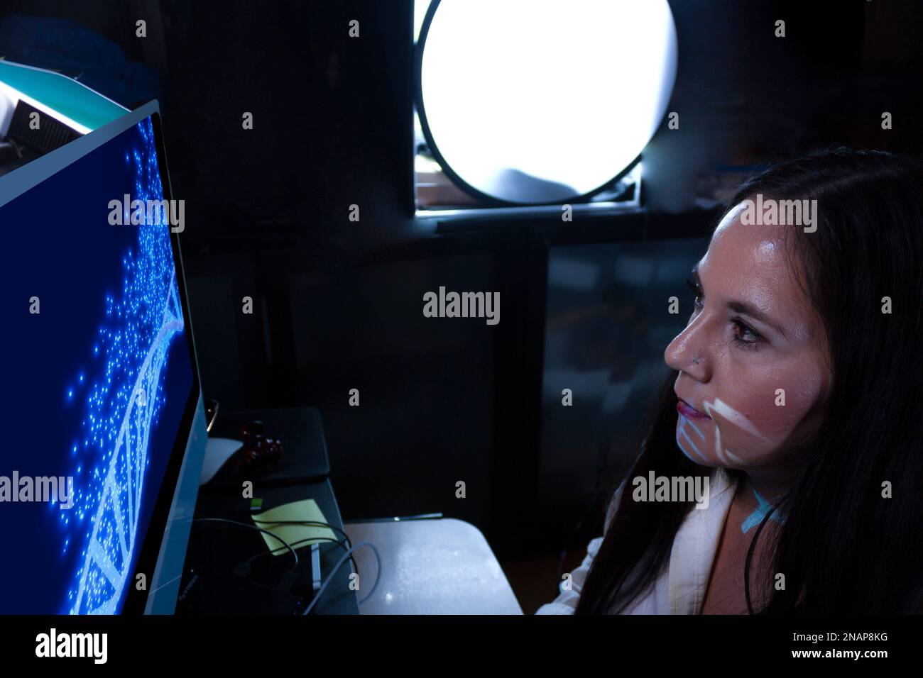 Weibliche Ärztin arbeitet an der menschlichen dna-Analyse mit Computersimulationshilfen, um den menschlichen genetischen Code in Mexiko zu untersuchen Stockfoto