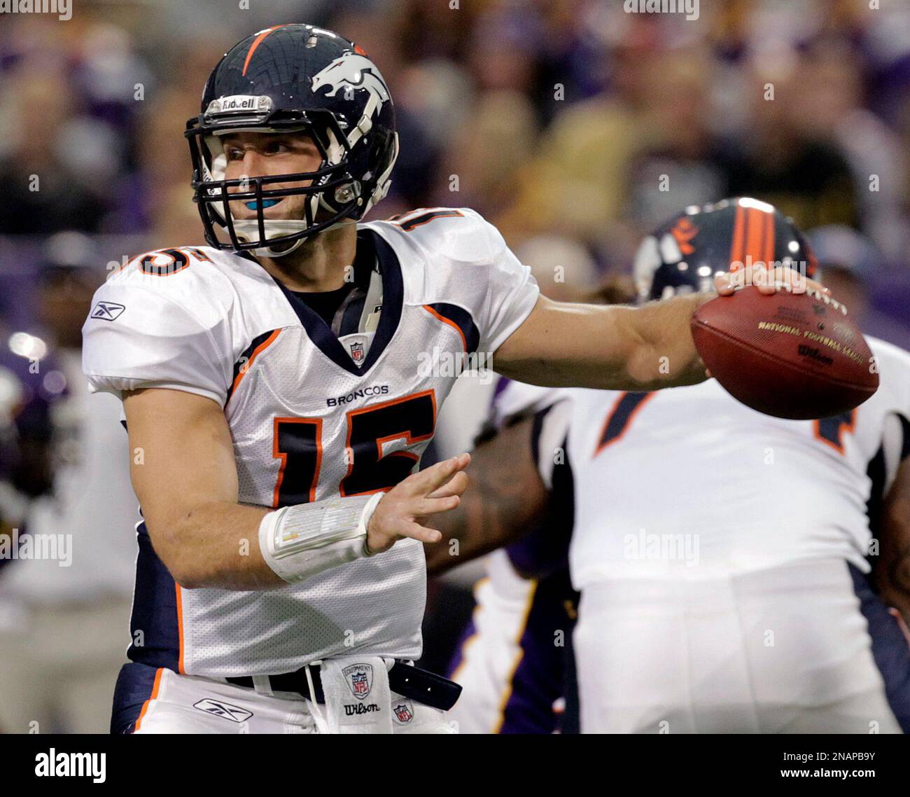 Denver Broncos' Tim Tebow drops back to pass during the first half of an NFL football game against the Minnesota Vikings Sunday, Dec. 4, 2011, in Minneapolis. (AP Photo/Genevieve Ross) Stockfoto