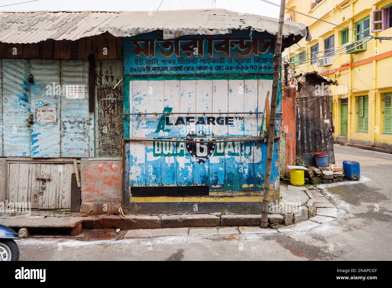 Verfallene Fassade eines Lafarge Ladens oder Büros am Straßenrand in Fariapukur, Shyam Bazar, einem Vorort von Kalkutta, Westbengalen, Indien Stockfoto