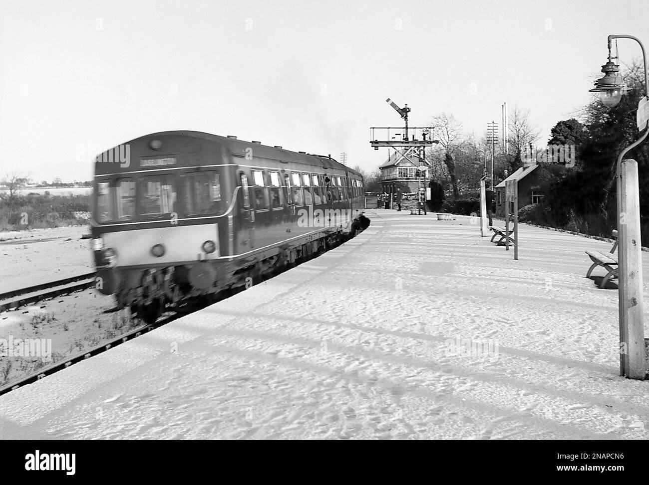 DMU nach Darlington, Barnard Castle Station, County Durham, England, ca. 1964 Stockfoto