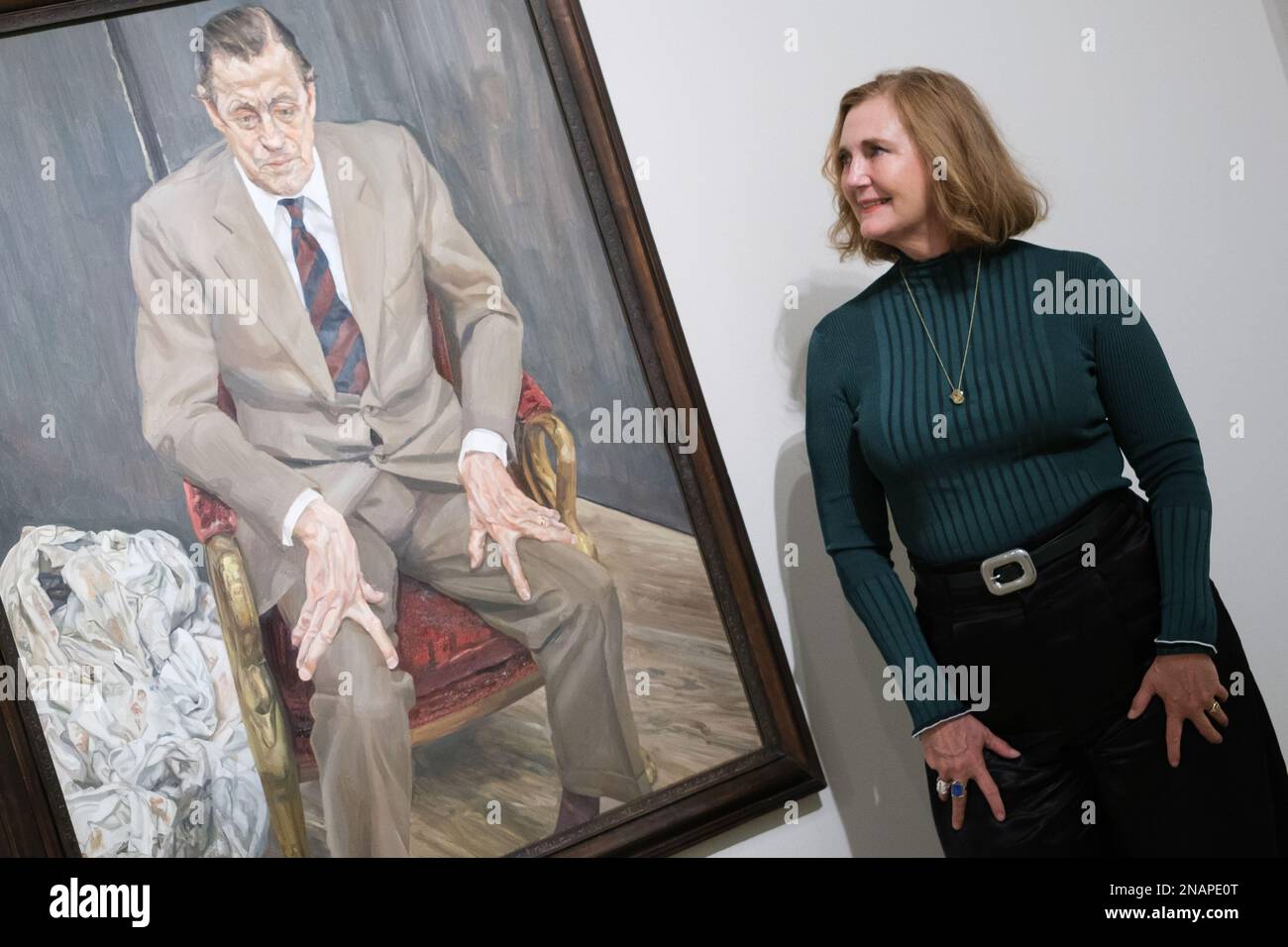 Madrid, Spanien. 13. Februar 2023. Francesca Thyssen-Bornemisza posiert neben dem Gemälde „man in a Stuhl (Portrait von Baron Thyssen)“ während der Präsentation der Lucian Freud-Ausstellung im Thyssen-Bornemisza-Museum in Madrid. Kredit: SOPA Images Limited/Alamy Live News Stockfoto