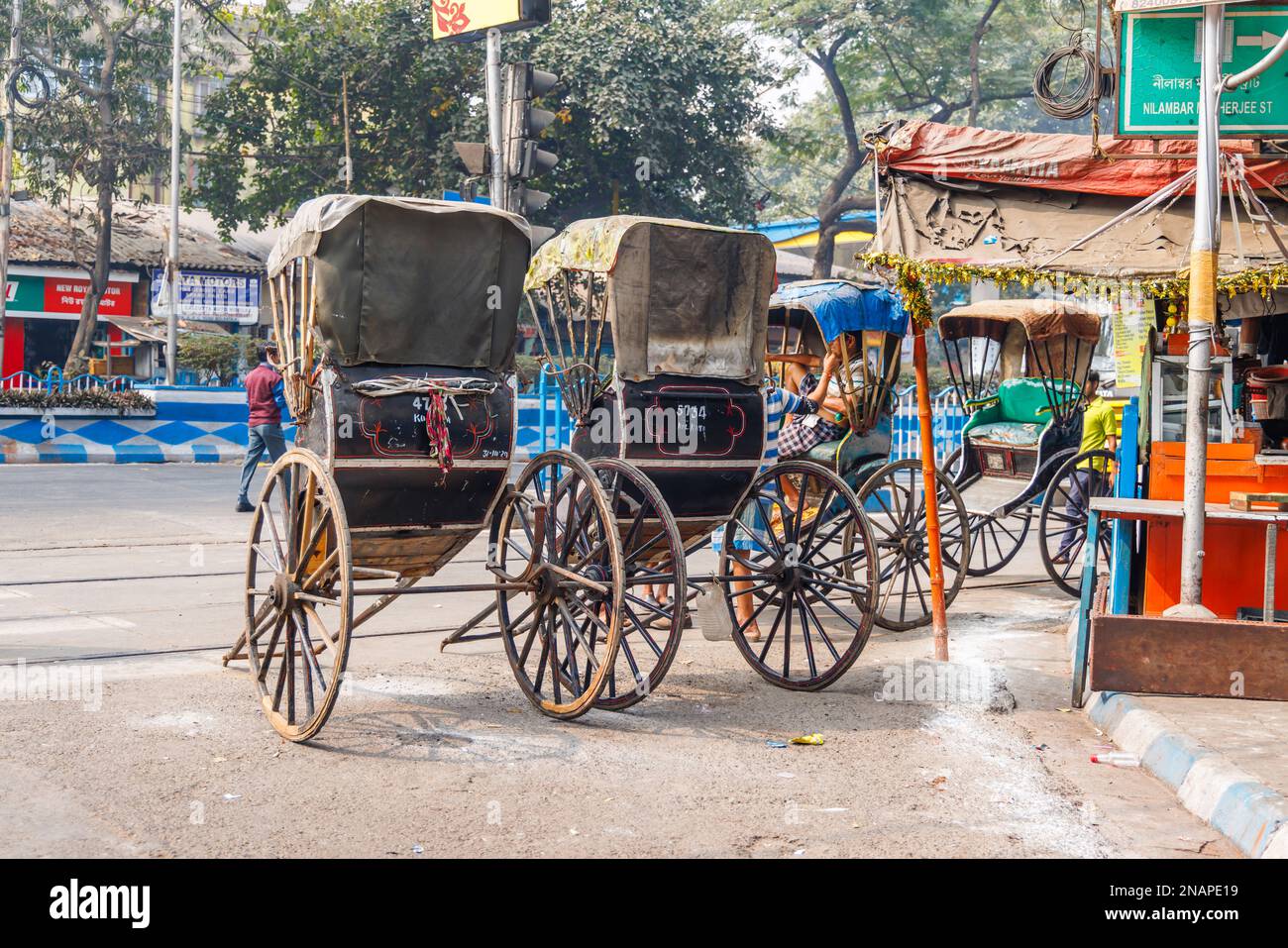 Traditionelle Holzrickshaws parken auf der Straße in Fariapukur, Shyam Bazar, Vorort Kalkutta, Westbengalen, Indien Stockfoto