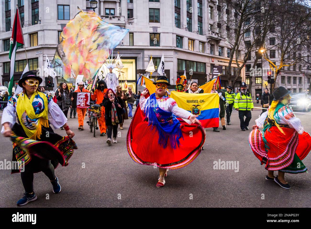 Traditionelle ecuadorianische Tänzer, Unterstützer des WikiLeaks-Gründers Julian Assange halten einen „Night Carnaval“, um seine Freilassung aus dem Gefängnis, London, Engl, zu fordern Stockfoto