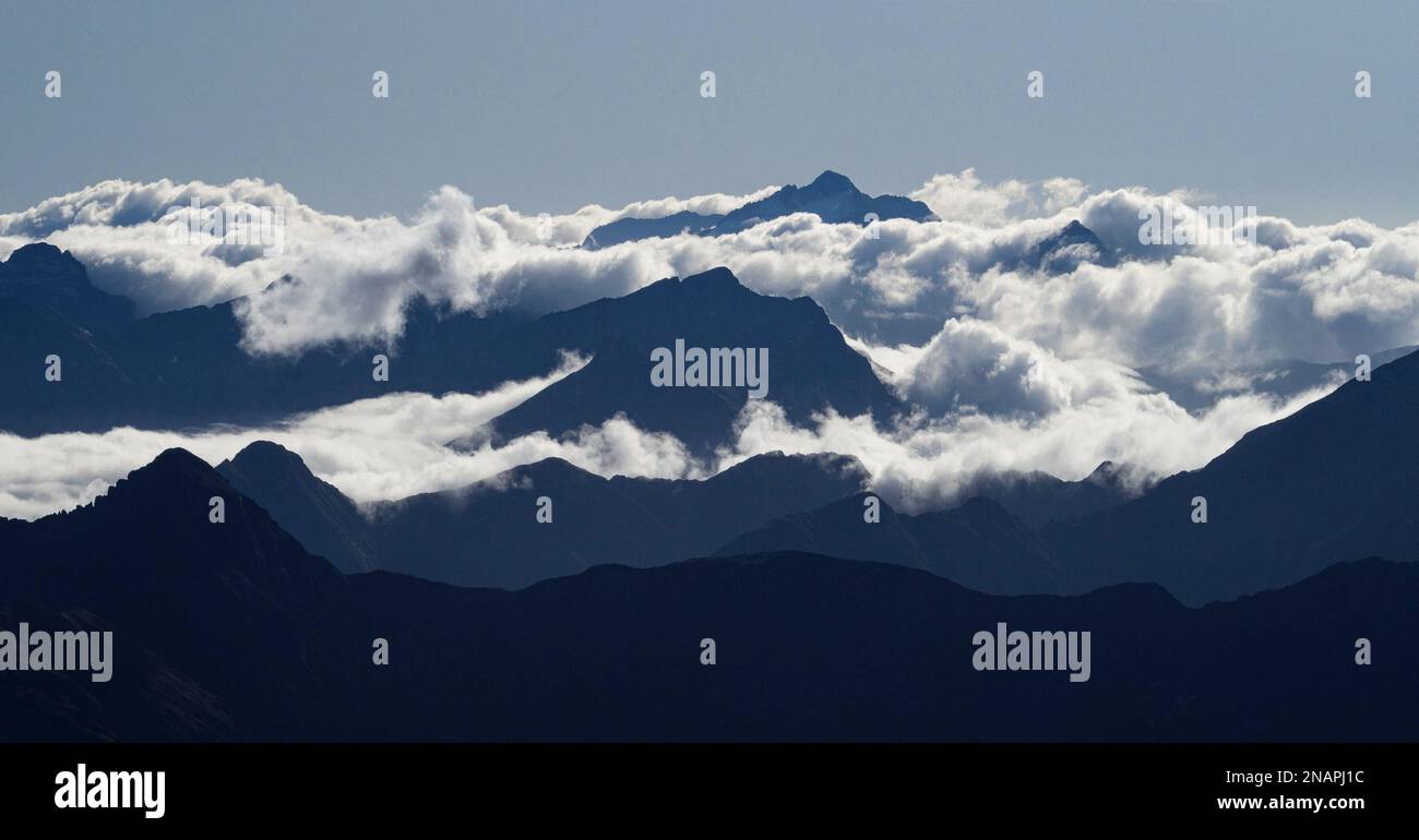 Alpengebirgsschichten, Naturpanorama von Mount Armstrong Brewster Hut Westküste Otago Südliche Alpen Südinsel New Ze Stockfoto