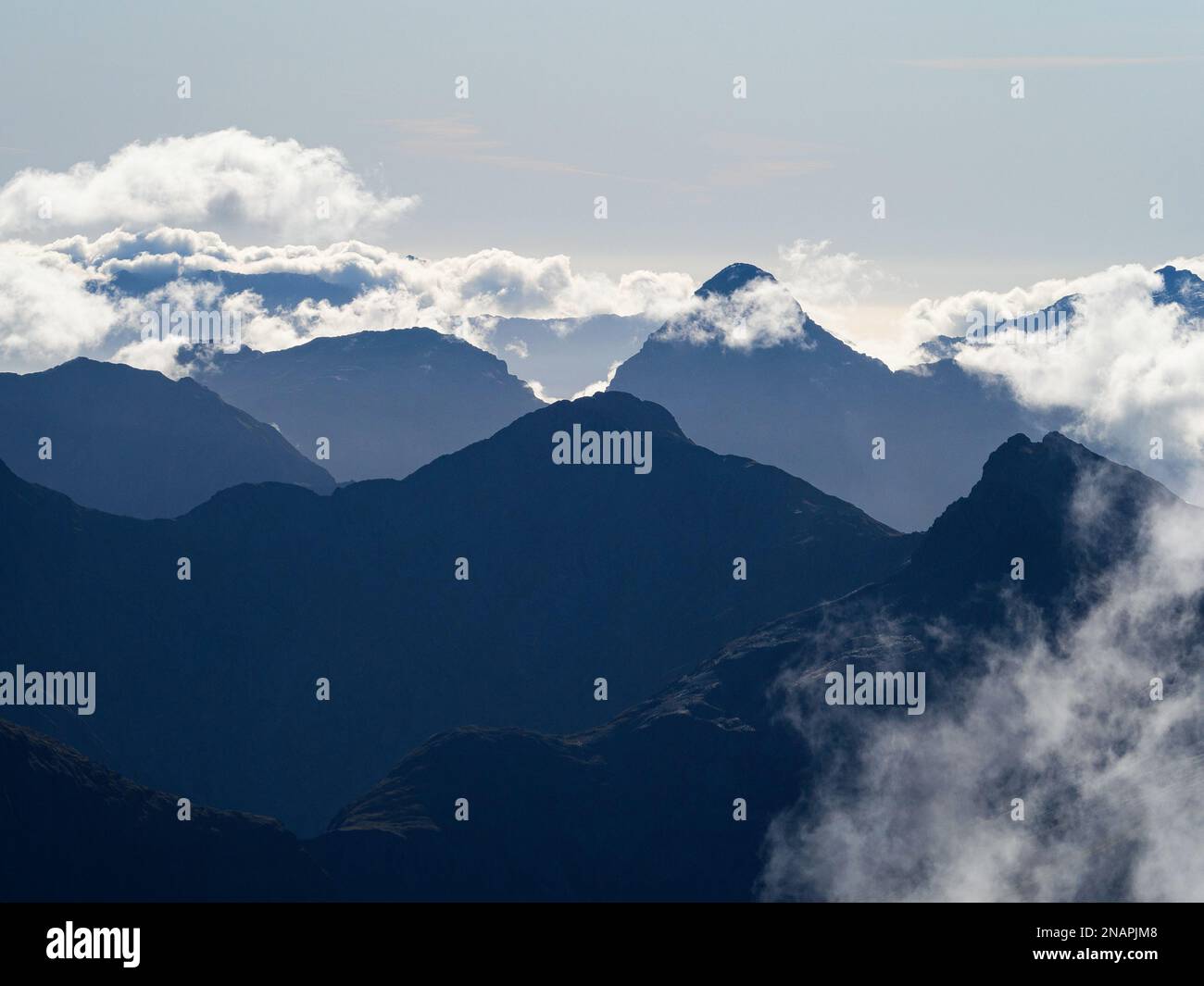 Alpengebirgsschichten, Naturpanorama von Mount Armstrong Brewster Hut Westküste Otago Südliche Alpen Südinsel New Ze Stockfoto