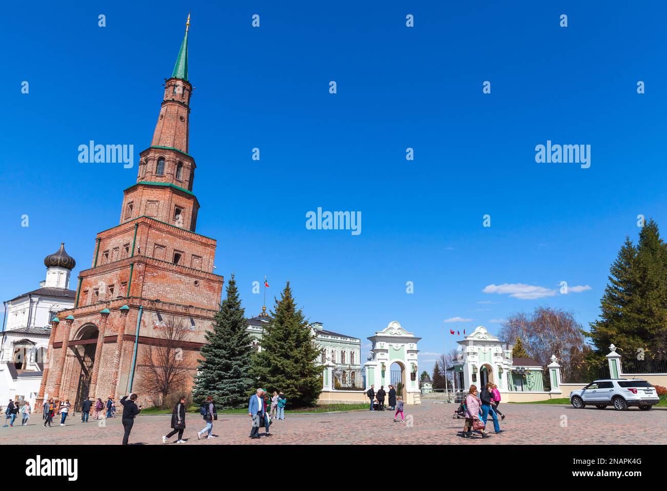 Kasan, Russland - 7. Mai 2022: Touristen gehen die Straße in der Nähe des Soyembika-Turms, auch als Khans-Moschee bezeichnet, ein beliebtes Wahrzeichen und architektonisches Symbol Stockfoto