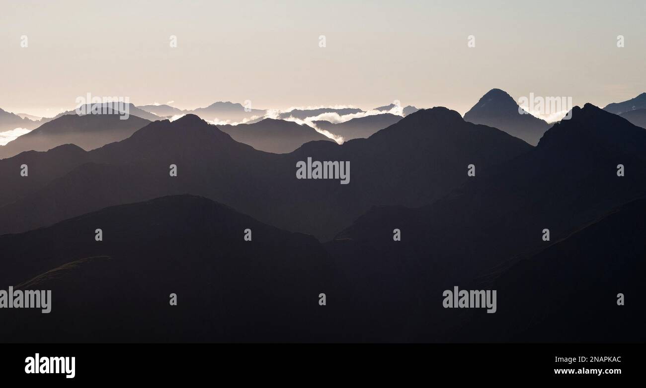 Alpengebirgsschichten, Naturpanorama von Mount Armstrong Brewster Hut Westküste Otago Südliche Alpen Südinsel New Ze Stockfoto