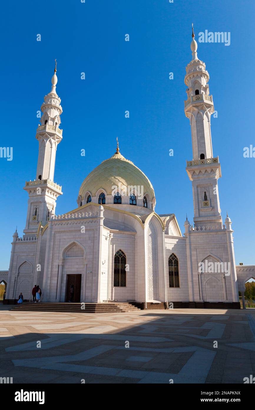 Bolgar, Russland - 8. Mai 2022: Menschen befinden sich in der Nähe der Weißen Moschee des Bolgar State Historical and Architectural Museum-Reserve. Bezirk Spassky, Repu Stockfoto