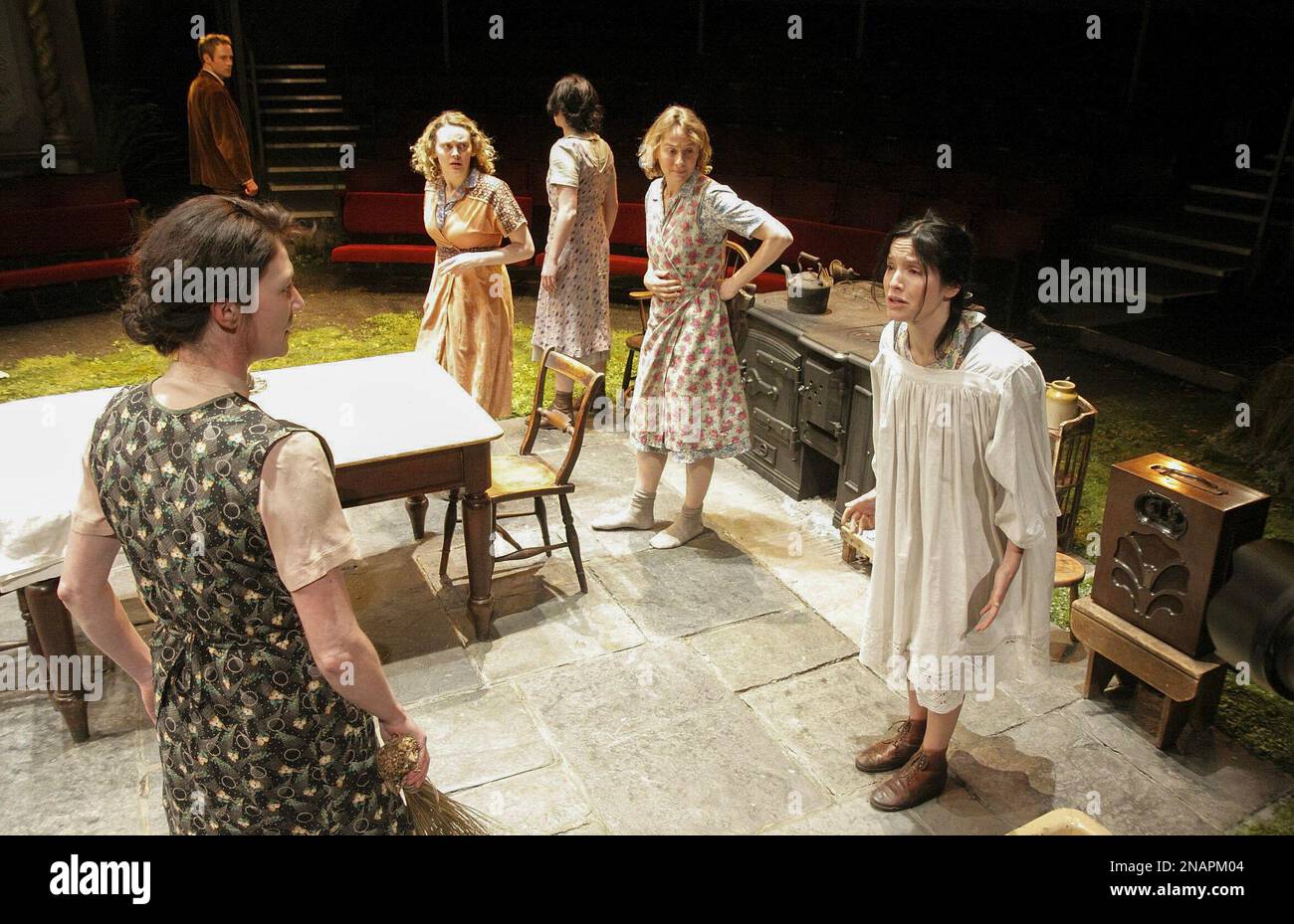 l-r: Michelle Fairley (Kate), Peter McDonald (Michael), Simone Kirby (Rose), Susan Lynch (Agnes - abgewandt), Niamh Cusack (Maggie), Andrea Corr (Chris) in DANCING AT LUGHNASA von Brian Friel im Old Vic Theatre, London SE1 05/03/2009 Design: Paulez Brotherston Beleuchtungsdirektor: Anna Mackle Constable Stockfoto