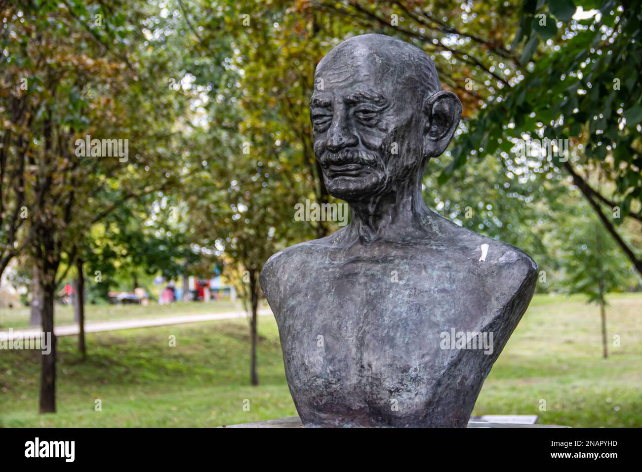 Statue von Mahatma Gandhy, Schöpfer der weltweiten Bewegung des gewaltfreien Widerstands, im öffentlichen Park in Belgrad, Serbien. Stockfoto