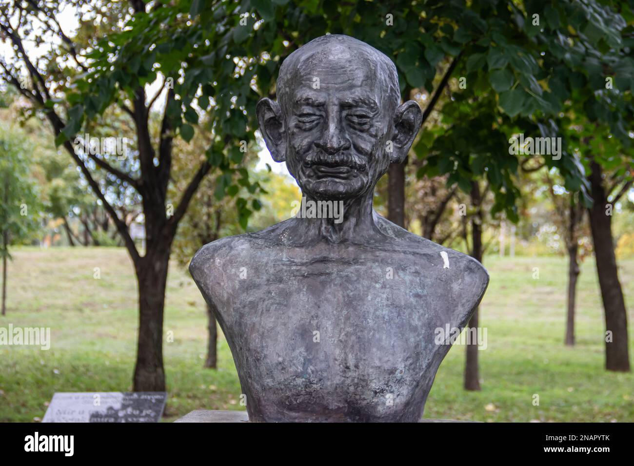 Statue von Mahatma Gandhy, Schöpfer der weltweiten Bewegung des gewaltfreien Widerstands, im öffentlichen Park in Belgrad, Serbien Stockfoto