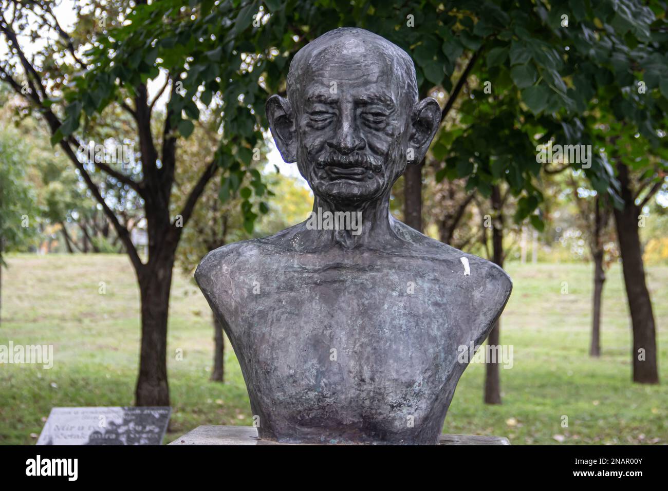Statue von Mahatma Gandhy, Schöpfer der weltweiten Bewegung des gewaltfreien Widerstands, im öffentlichen Park in Belgrad, Serbien. Stockfoto