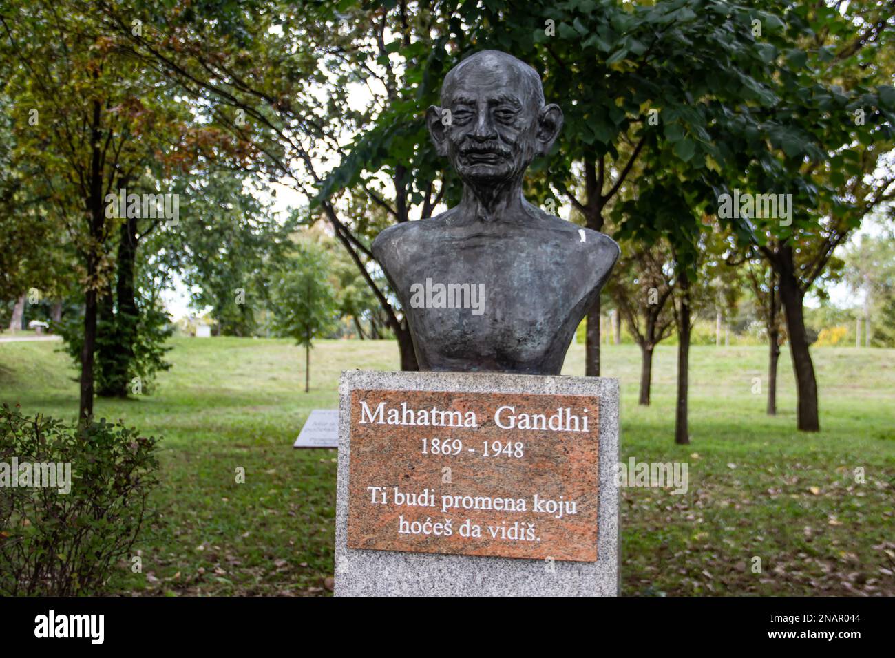 Statue von Mahatma Gandhy, Schöpfer der weltweiten Bewegung des gewaltfreien Widerstands, im öffentlichen Park in Belgrad, Serbien Stockfoto