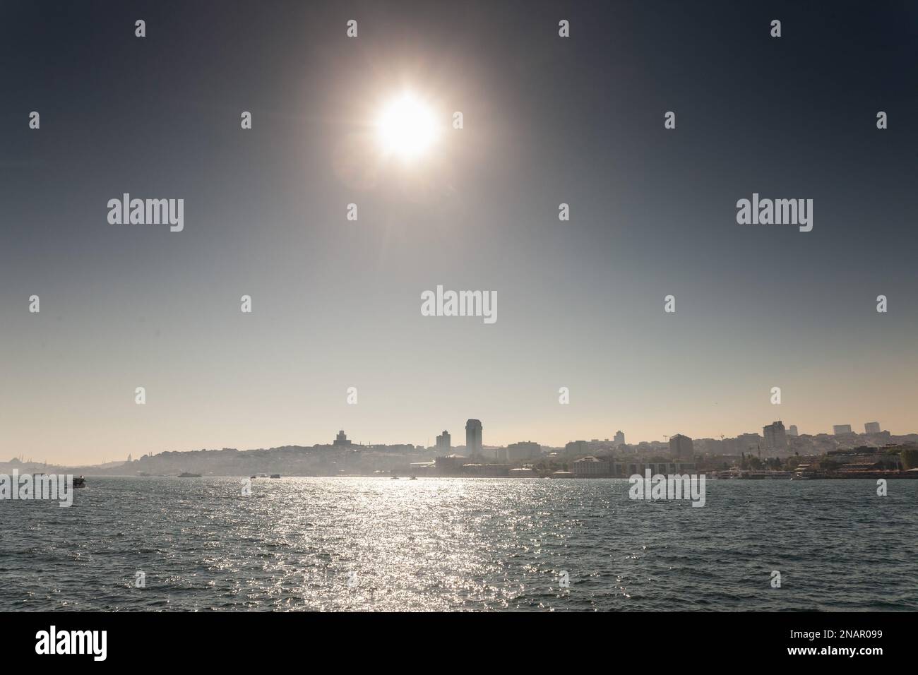 Bild des Panoramas auf die Skyline von Istanbul vom bosporus aus. istanbul ist die größte Stadt der Türkei und dient als wirtschaftliche, Stockfoto