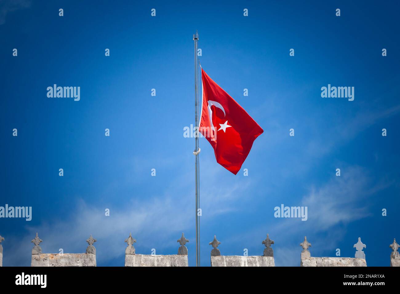 Bild der offiziellen türkischen Flagge, die in einer windigen Umgebung gehisst wird. Die Nationalflagge der Türkei, offiziell die türkische Flagge, ist eine rote Flagge mit Stockfoto