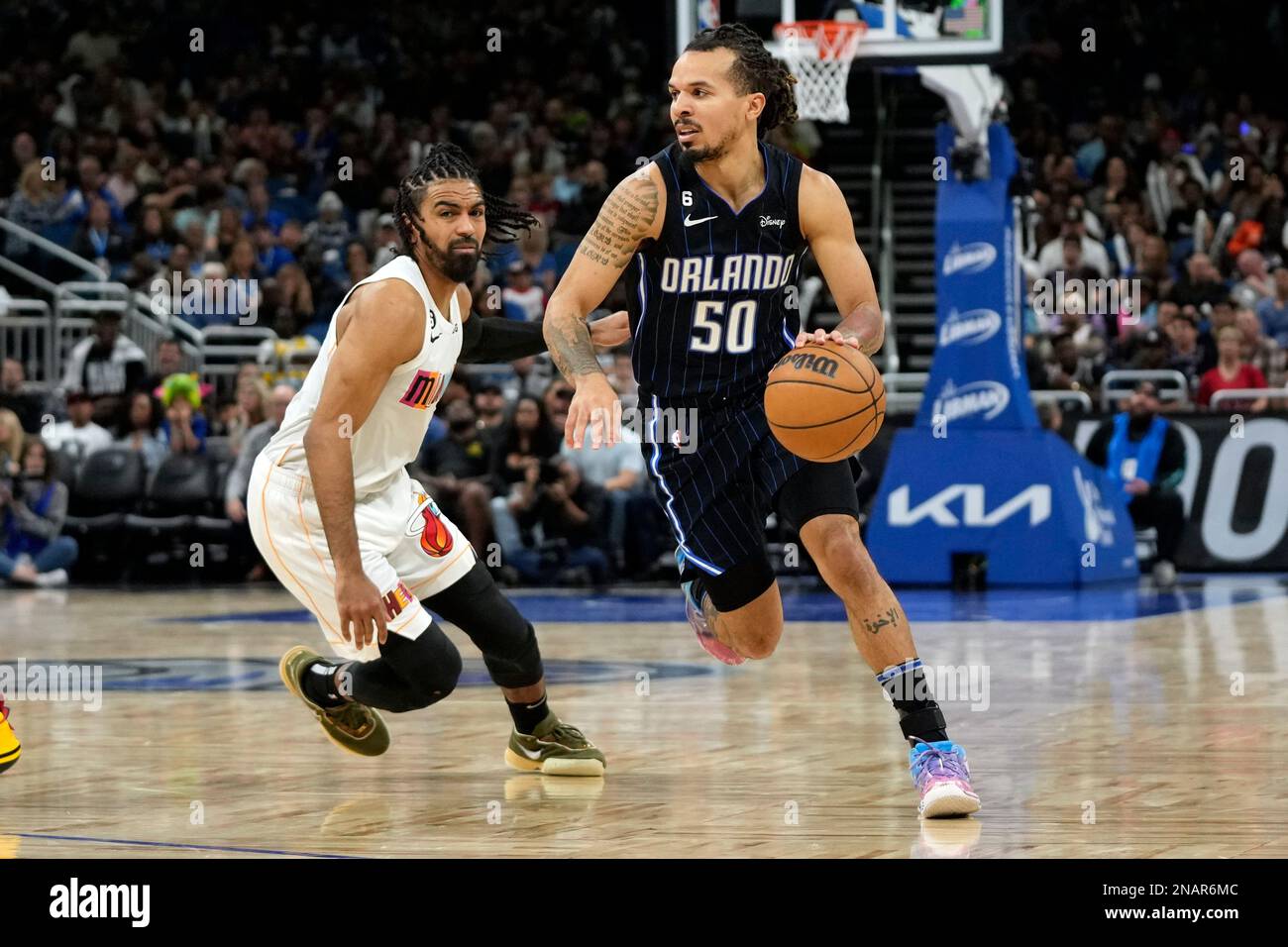 Orlando Magic's Cole Anthony (50) drives around Miami Heat's Gabe Vincent, left, during the second half of an NBA basketball game, Saturday, Feb. 11, 2023, in Orlando, Fla. (AP Photo/John Raoux) Stockfoto