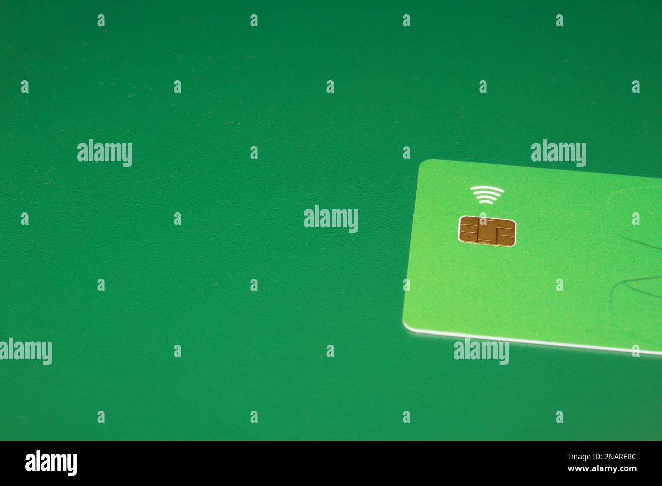 Die leere Karte mit einem braunen quadratischen Chip und einem WLAN-Symbol, Konzept der kontaktlosen Zahlung Stockfoto