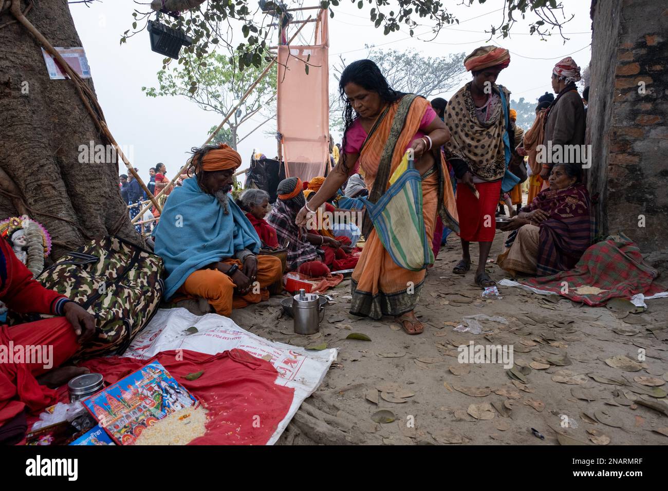 Tribeni, Westbengalen, Indien. 11. Februar 2023. Am 1. Tag des Bangiya Kumbh Snan in Majherchar Ghat und Triveni Ghat (gegenüber Maherchar Ghat) in Nadia, Westbengalen, nahmen Tausende von Pilgern Teil. Organisatoren behaupteten, dass diese Kumbh Mela nach 704 Jahren organisiert wurde und die älteste Kumbh Mela hier organisiert wurde. Abgesehen davon sind an diesem heiligen Anlass auch zahlreiche Naga Sadhus anwesend. (Kreditbild: © Swattik Jana/Pacific Press via ZUMA Press Wire) NUR REDAKTIONELLE VERWENDUNG! Nicht für den kommerziellen GEBRAUCH! Stockfoto