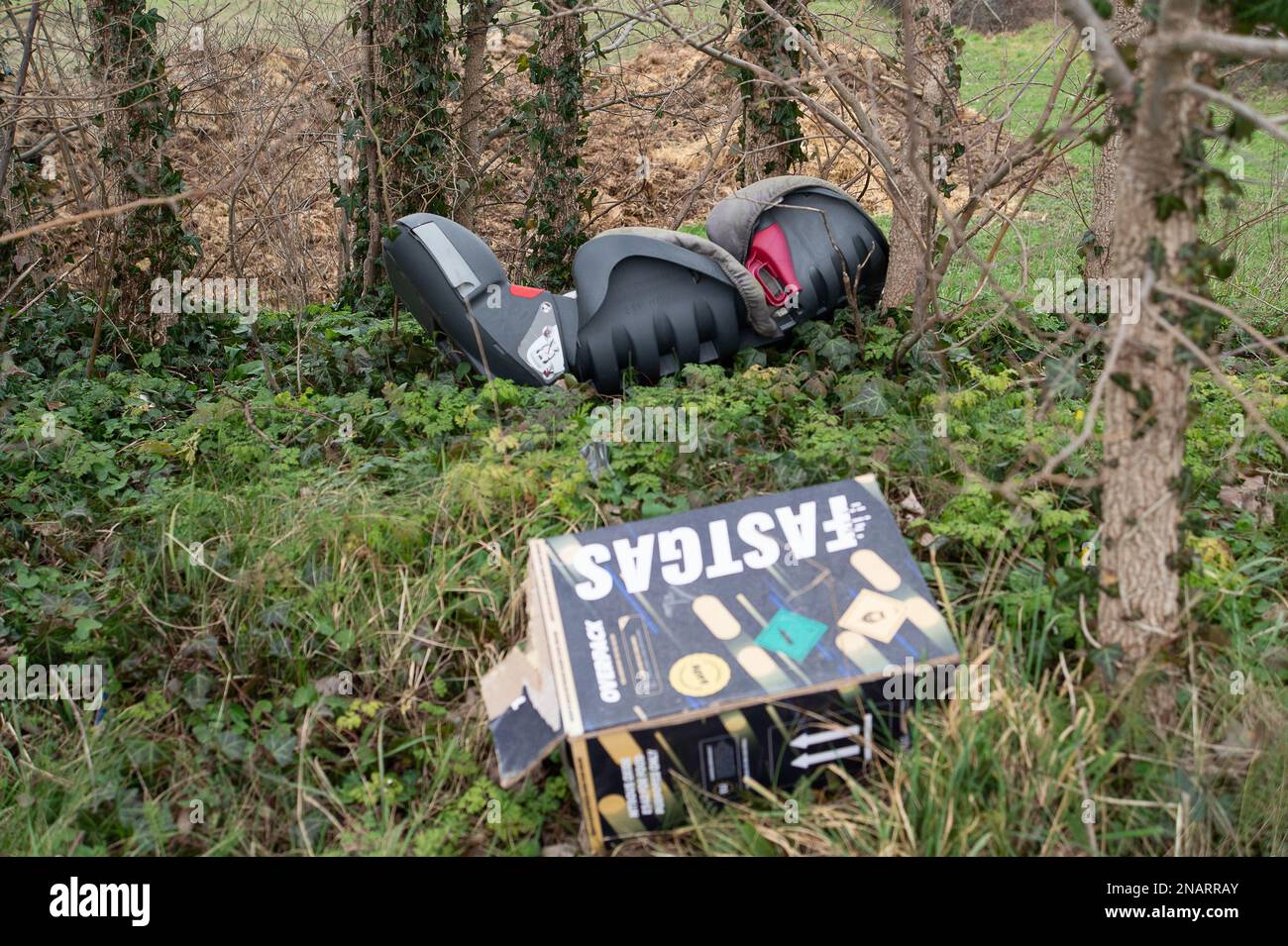 West Hyde, Hertfordshire, Großbritannien. 12. Februar 2023. Ein Kindersitz, der auf einem Bauernhof in West Hyde umgeworfen wurde. In vielen Grafschaften werden Müll und Fliegenkippen immer schlimmer, sodass die Landwirte die Kosten für die Entsorgung des fliegengekippten Abfalls tragen müssen. Kredit: Maureen McLean/Alamy Live News Stockfoto