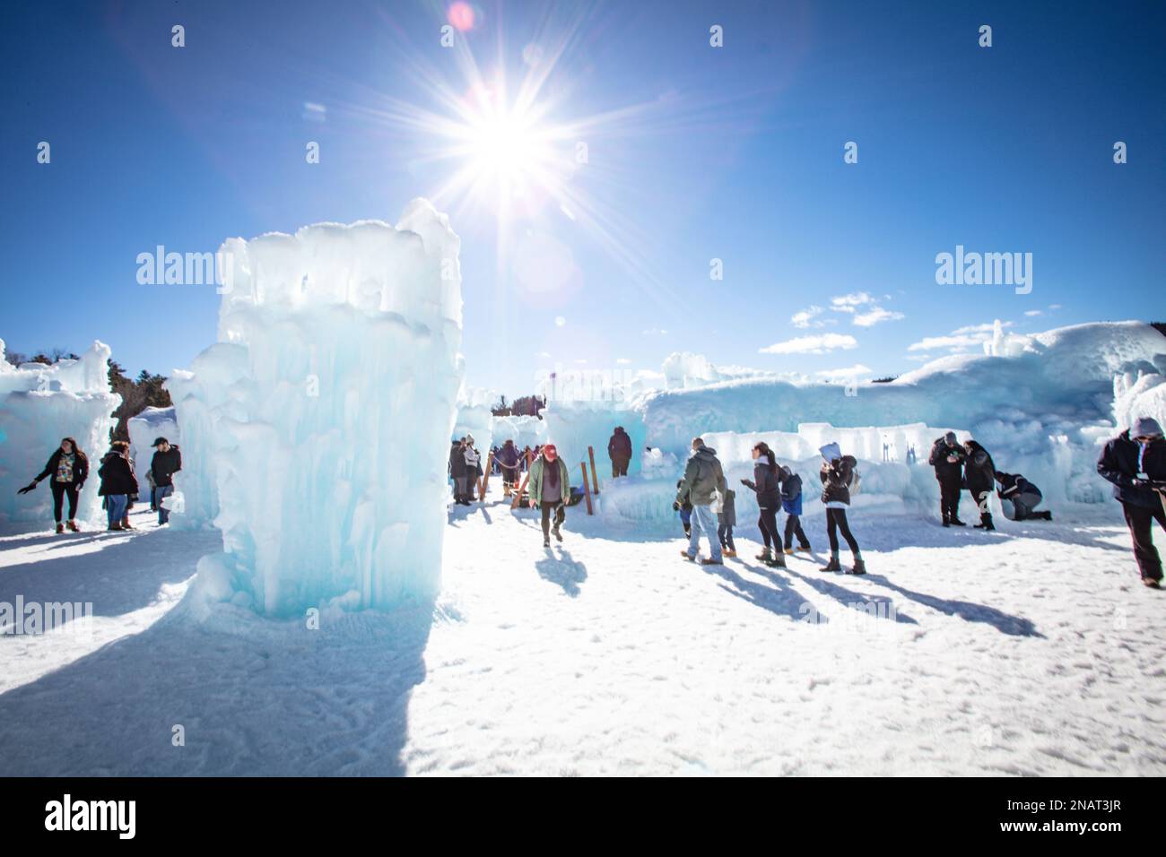 Leute, die Lake George's Ice Castle genießen Stockfoto