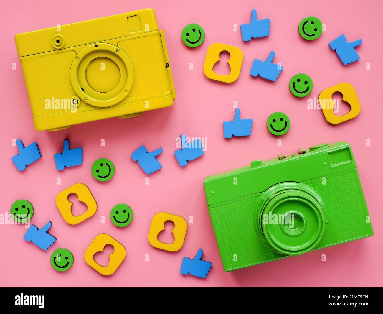 Zwei Kameras, „Gefällt mir“ und Smileys als Inhalte für soziale Medien. Stockfoto