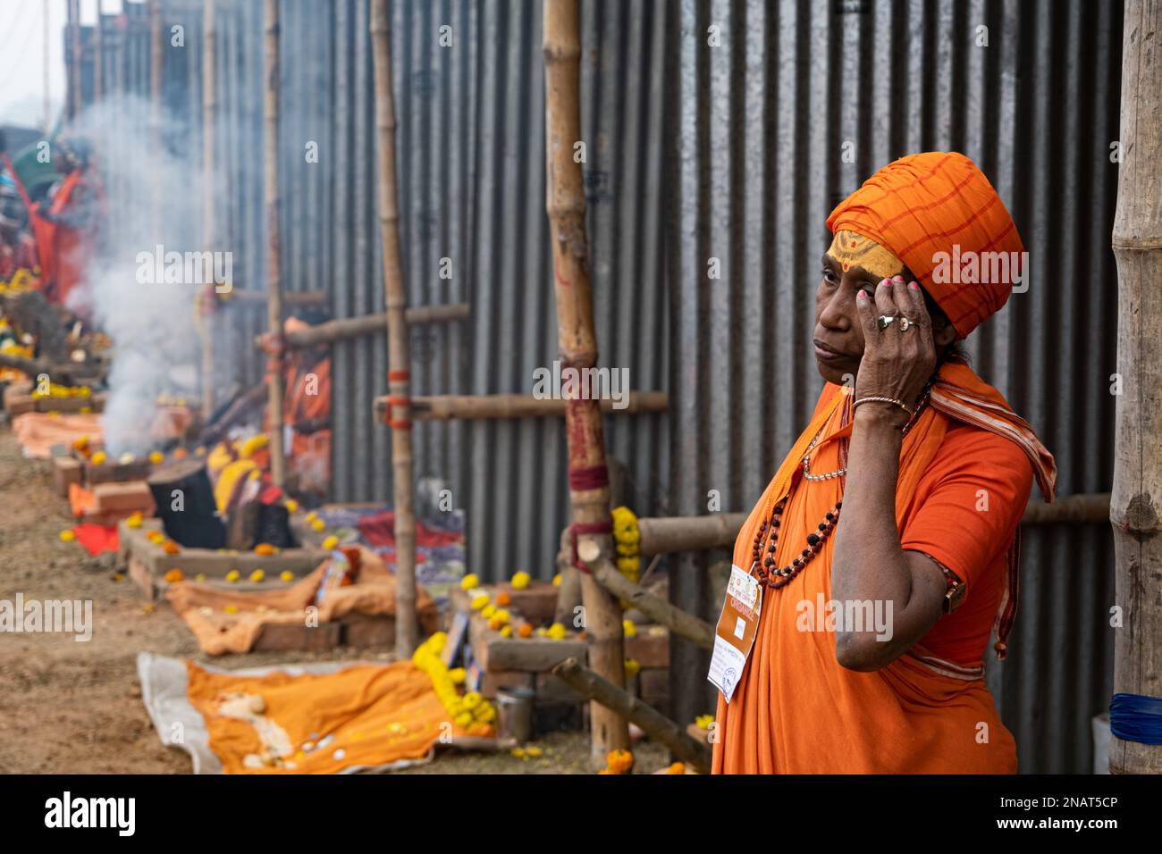 Tribeni, Westbengalen, Indien. 11. Februar 2023. Am 1. Tag des Bangiya Kumbh Snan in Majherchar Ghat und Triveni Ghat (gegenüber Maherchar Ghat) in Nadia, Westbengalen, nahmen Tausende von Pilgern Teil. Organisatoren behaupteten, dass diese Kumbh Mela nach 704 Jahren organisiert wurde und die älteste Kumbh Mela hier organisiert wurde. Abgesehen davon sind an diesem heiligen Anlass auch zahlreiche Naga Sadhus anwesend. (Kreditbild: © Swattik Jana/Pacific Press via ZUMA Press Wire) NUR REDAKTIONELLE VERWENDUNG! Nicht für den kommerziellen GEBRAUCH! Stockfoto