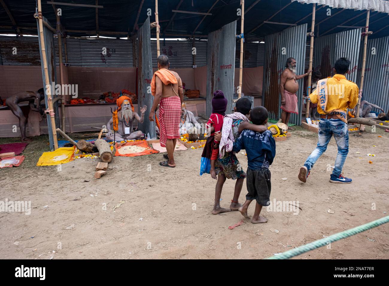 Tribeni, Westbengalen, Indien. 11. Februar 2023. Am 1. Tag des Bangiya Kumbh Snan in Majherchar Ghat und Triveni Ghat (gegenüber Maherchar Ghat) in Nadia, Westbengalen, nahmen Tausende von Pilgern Teil. Organisatoren behaupteten, dass diese Kumbh Mela nach 704 Jahren organisiert wurde und die älteste Kumbh Mela hier organisiert wurde. Abgesehen davon sind an diesem heiligen Anlass auch zahlreiche Naga Sadhus anwesend. (Kreditbild: © Swattik Jana/Pacific Press via ZUMA Press Wire) NUR REDAKTIONELLE VERWENDUNG! Nicht für den kommerziellen GEBRAUCH! Stockfoto