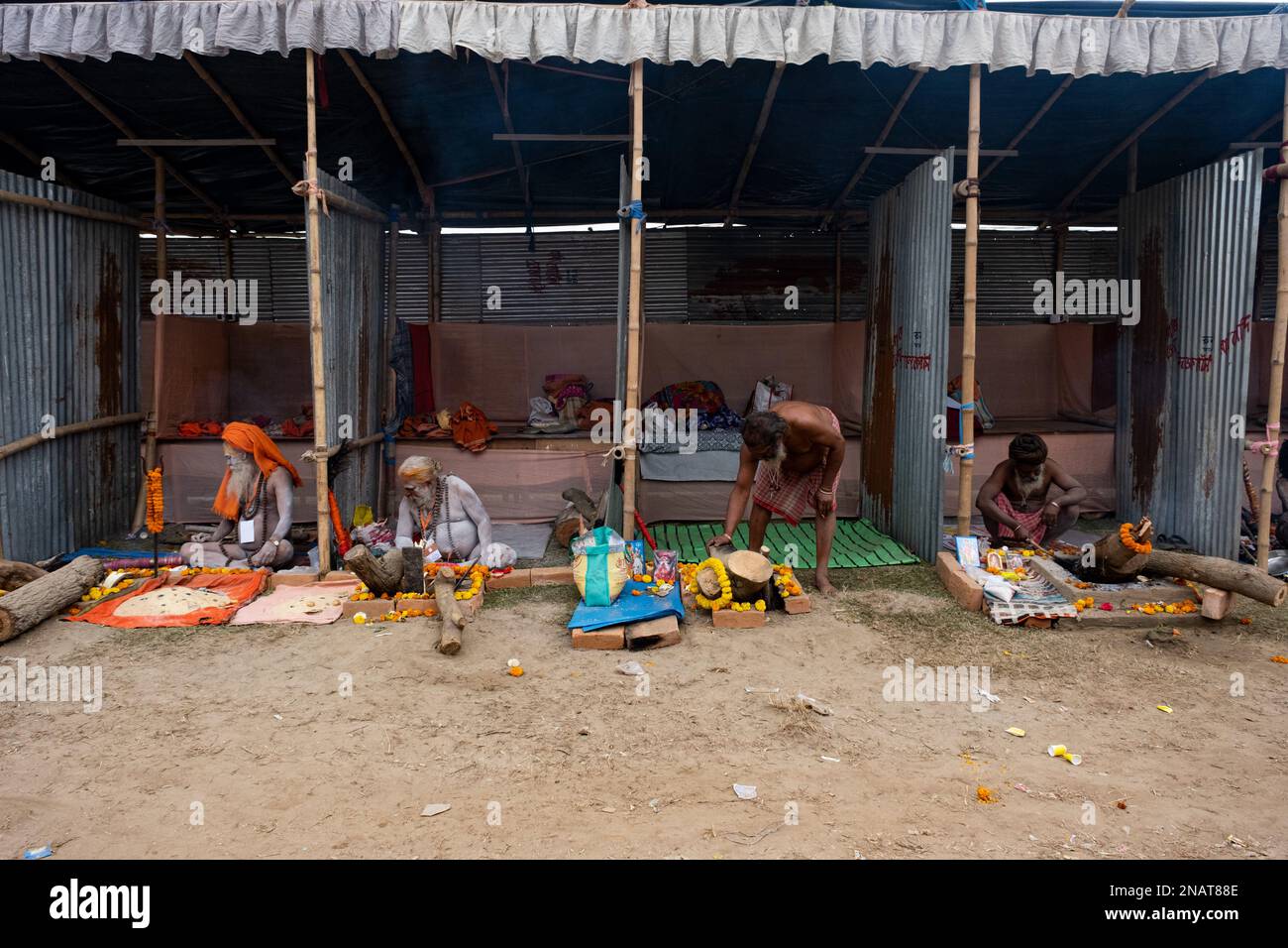 Tribeni, Westbengalen, Indien. 11. Februar 2023. Am 1. Tag des Bangiya Kumbh Snan in Majherchar Ghat und Triveni Ghat (gegenüber Maherchar Ghat) in Nadia, Westbengalen, nahmen Tausende von Pilgern Teil. Organisatoren behaupteten, dass diese Kumbh Mela nach 704 Jahren organisiert wurde und die älteste Kumbh Mela hier organisiert wurde. Abgesehen davon sind an diesem heiligen Anlass auch zahlreiche Naga Sadhus anwesend. (Kreditbild: © Swattik Jana/Pacific Press via ZUMA Press Wire) NUR REDAKTIONELLE VERWENDUNG! Nicht für den kommerziellen GEBRAUCH! Stockfoto