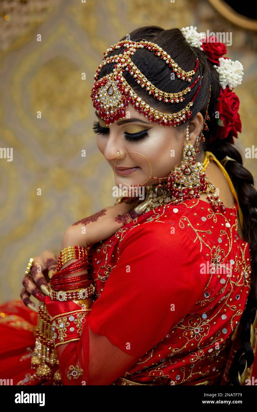 Indische und pakistanische Braut in traditioneller Hochzeitskleidung Stockfoto