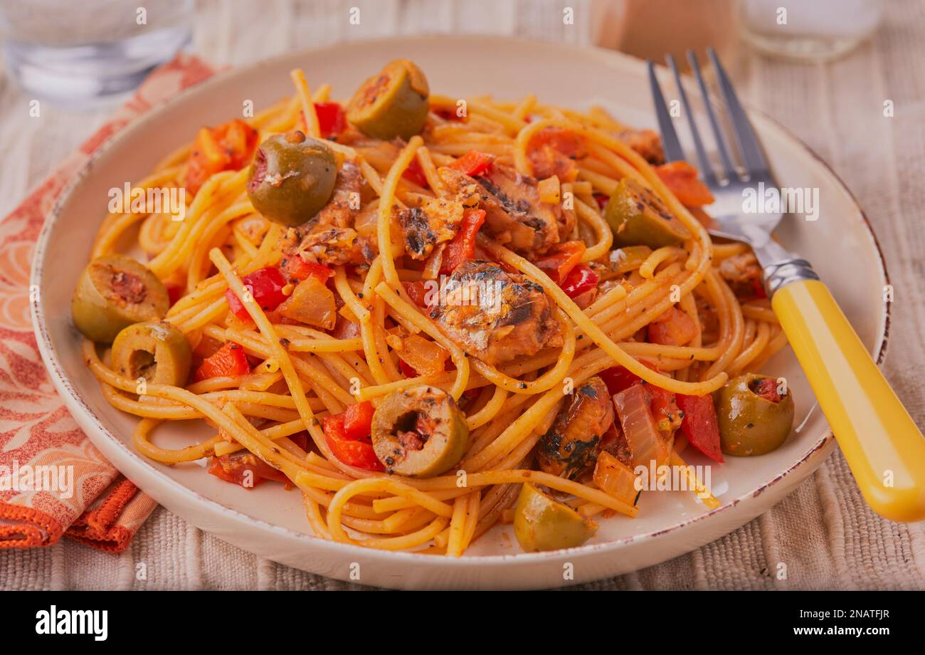 Scharfe Pasta mit Fisch und Oliven. Stockfoto